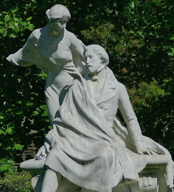 Statue d'un couple dans le Parc Monceau de Paris 17e